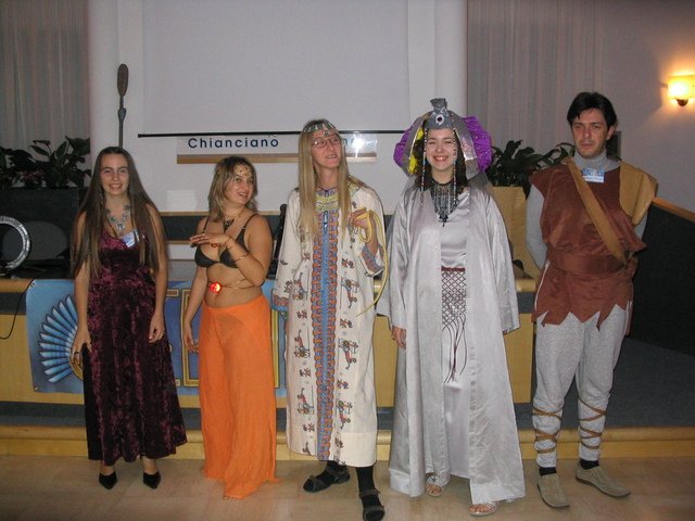 Alcuni partecipanti alla sfilata dei costumi